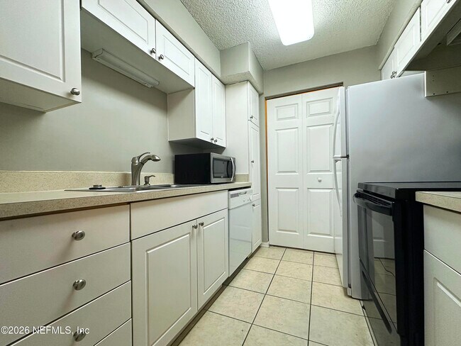 Building Photo - 10200 Belle Rive Blvd