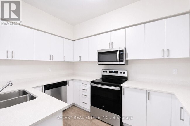 Building Photo - 20 Woodstream Dr