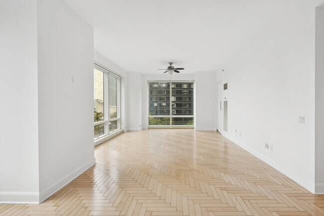 Spacious Living Room - 845 United Nations Plz