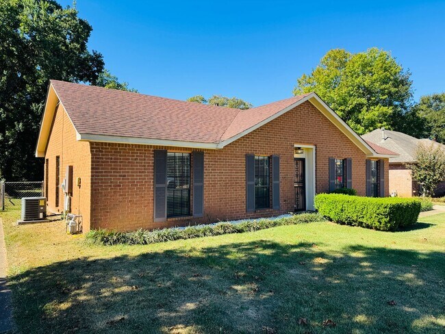 Building Photo - Beautifully Maintained 3- Bedroom Home