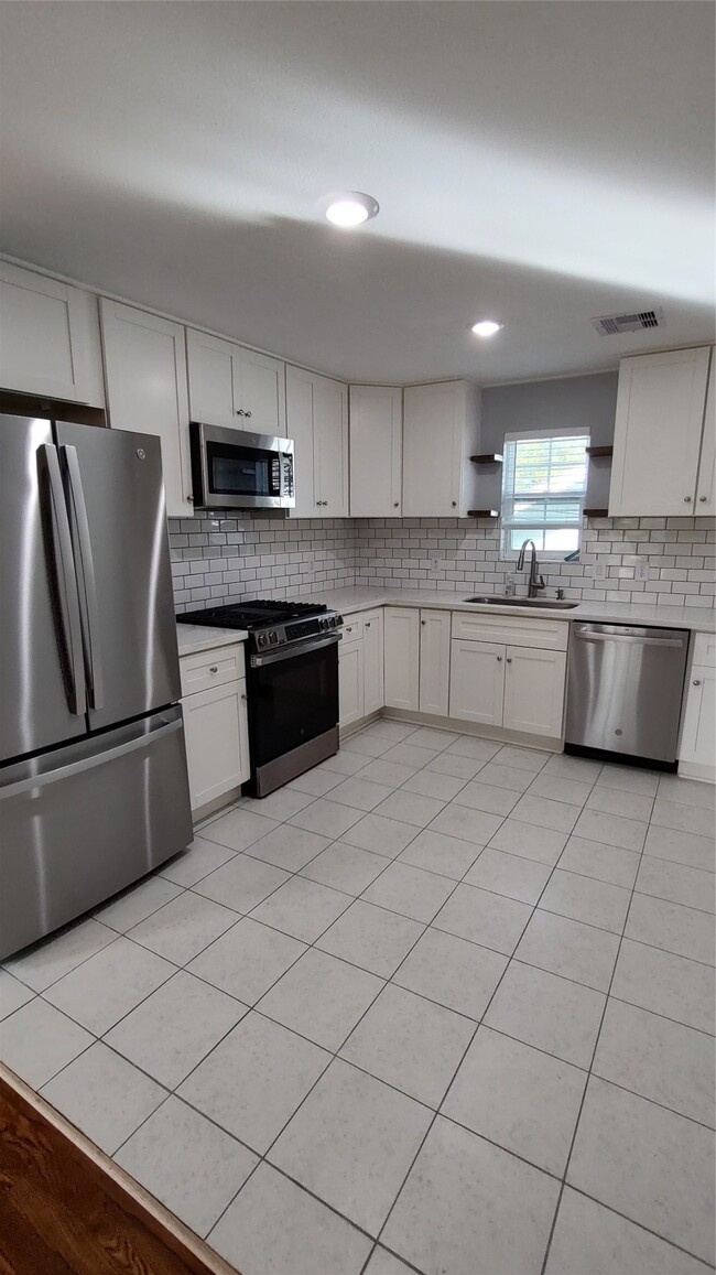 Building Photo - 4523 1/2 Bernardo De Galvez Ave