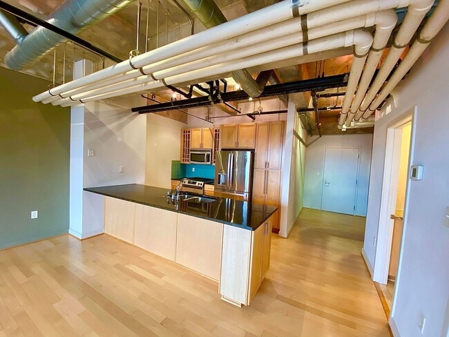 Foto del edificio - Stunning Industrial-Contemporary One Bedroom Condo- Parking included!