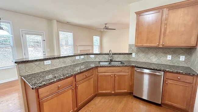 Foto del edificio - Alpharetta 4 Bedroom-3 Bathroom, Granite Counters, Stainless Appliances, Hardwoods