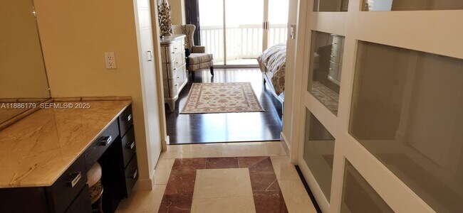 Foto del edificio - 2000 Island Blvd