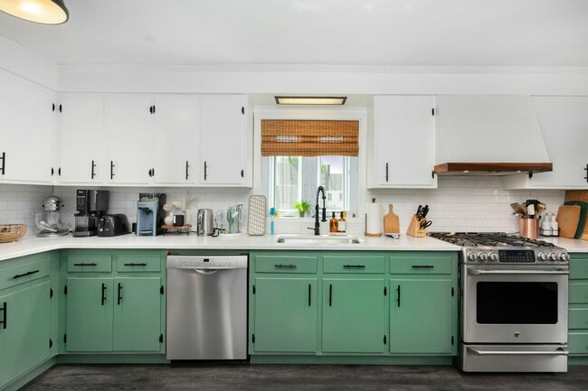 Building Photo - 611 Varney St