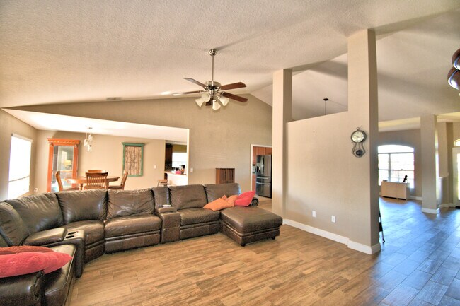 Building Photo - 324 Mandolin Ln