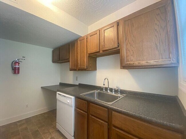 Building Photo - Hampton Hills - 2 Bedrooms, 1 Bathrooms Cl...
