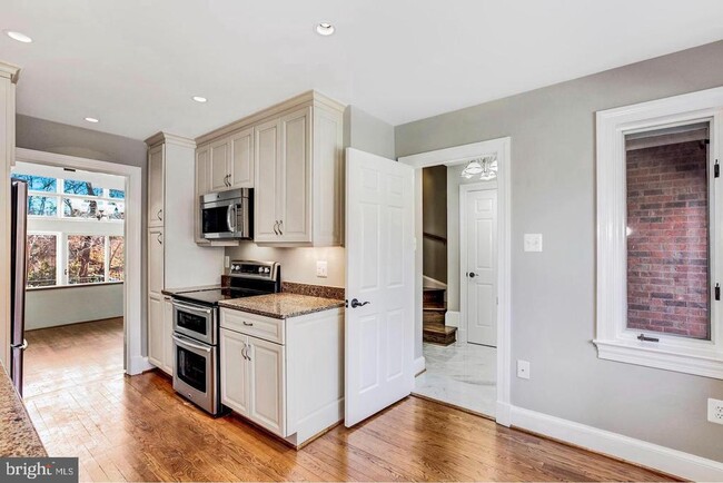 Foto del edificio - 3956 Georgetown Ct NW