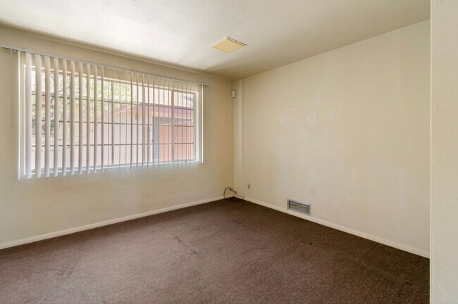 Building Photo - Charming Townhome near UA