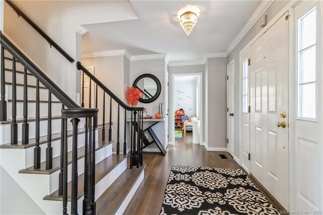 Building Photo - 15 Greenknoll Dr