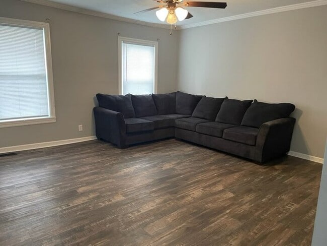 Building Photo - Fully Renovated Townhome in the Heart of H...