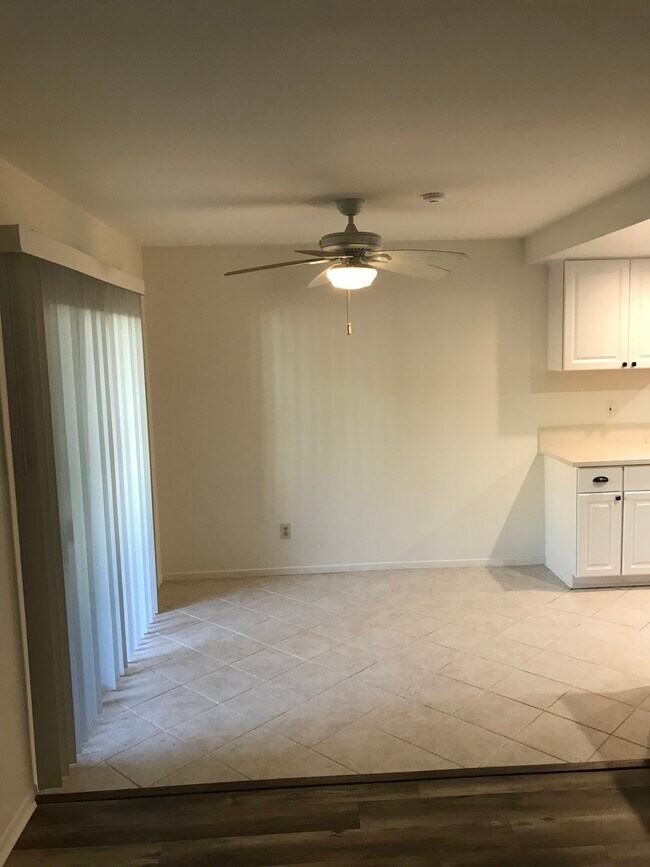 Dining area - 2120 Dufour Ave