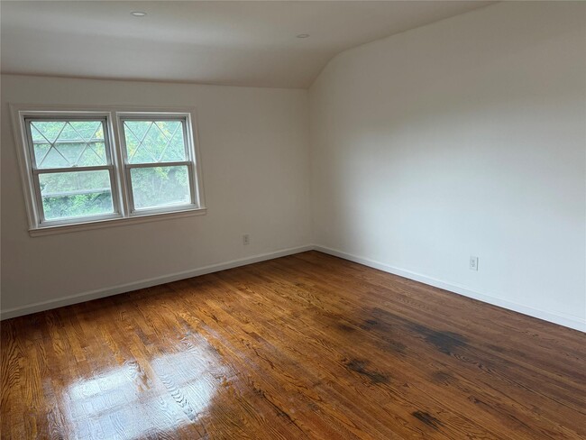 Building Photo - 414 Heathcote Ave