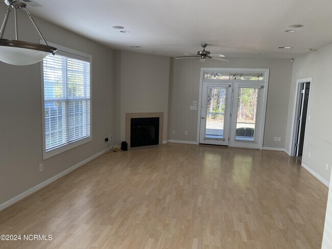 Building Photo - 536 Village Green Dr