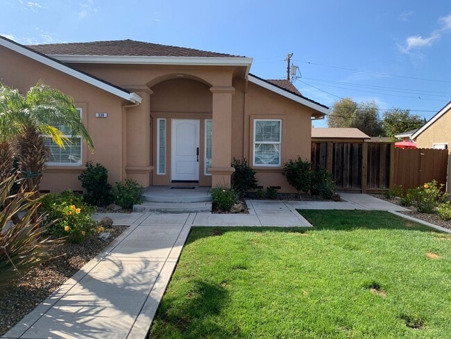 Foto del edificio - Stunning 4 bedroom, 2 Bath Tracy Home / Best Property Management