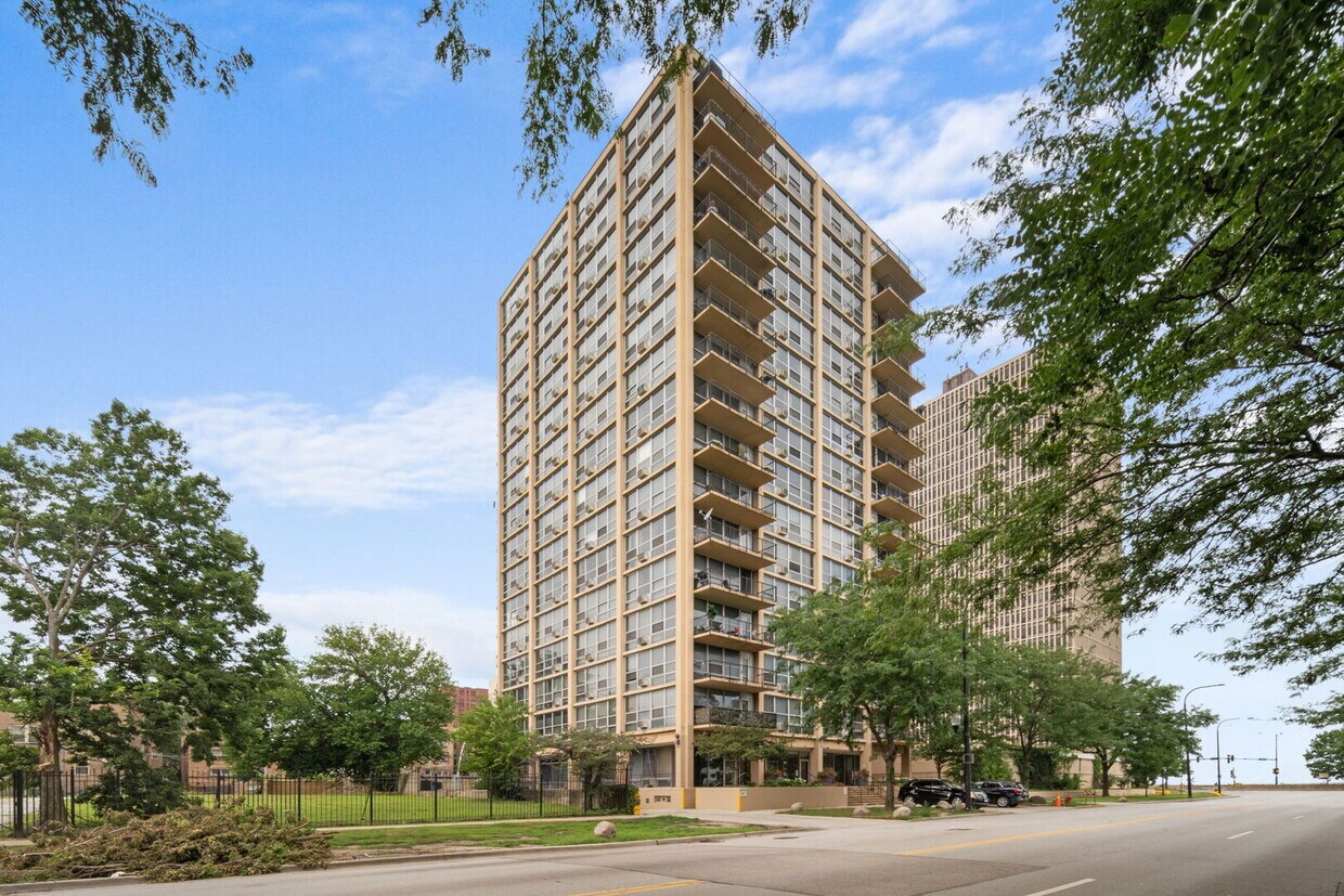 Foto principal - 6730 S South Shore Dr