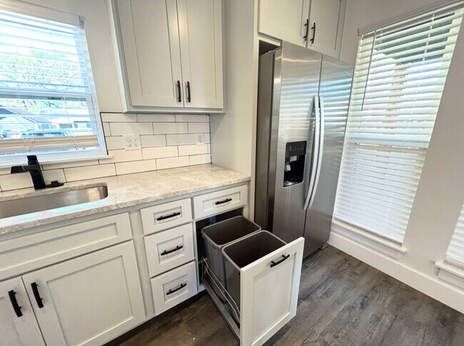 Building Photo - 3 Bedroom 2 Bathroom Home for Rent