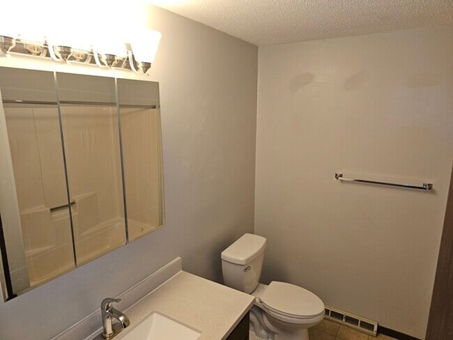 Foto del edificio - Large Two Bedroom Townhouse with Garage in...