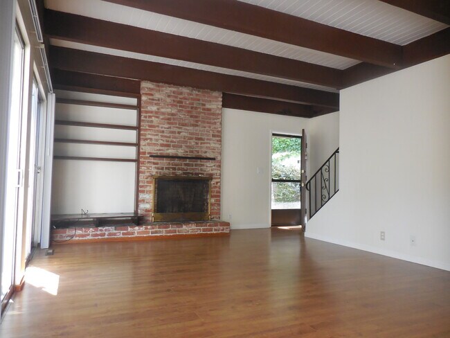 Building Photo - 2168 Carlmont Dr
