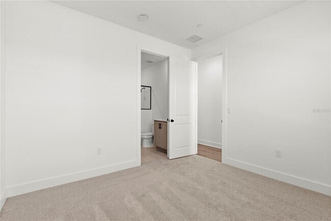 Foto del edificio - 15363 Hamlin Pk Dr