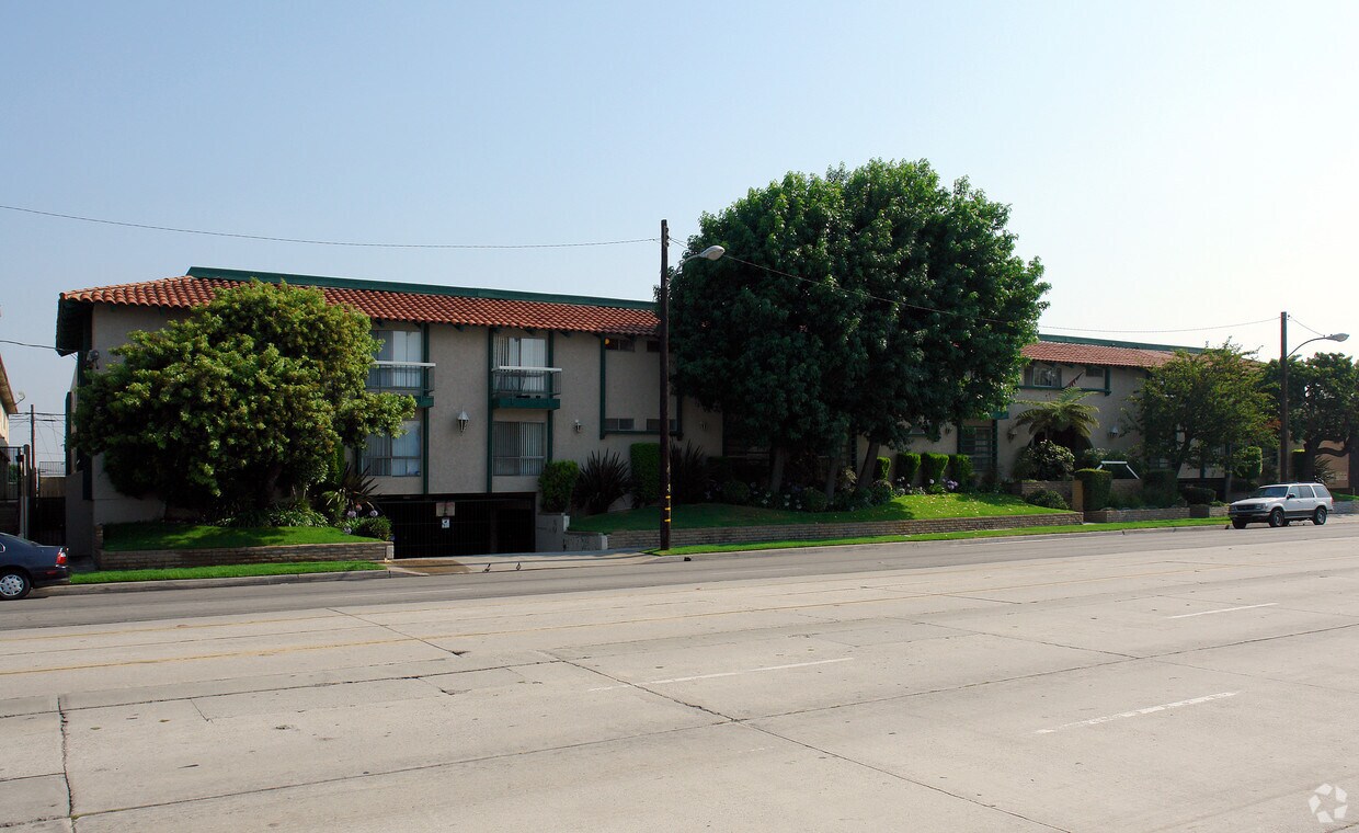 4141 W Rosecrans Ave - 4141 W Rosecrans