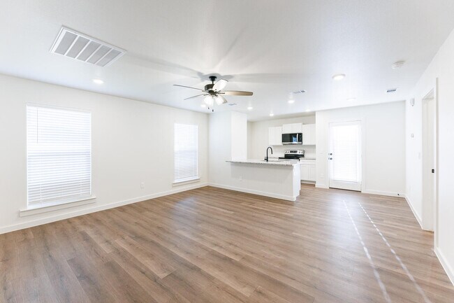 Foto del edificio - 6303 Volney Ave