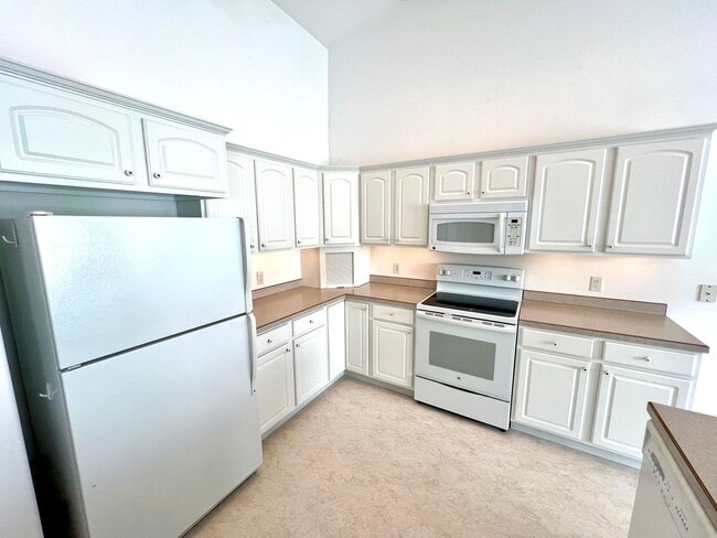 Building Photo - Dog Friendly 3 bed 2 bath Home