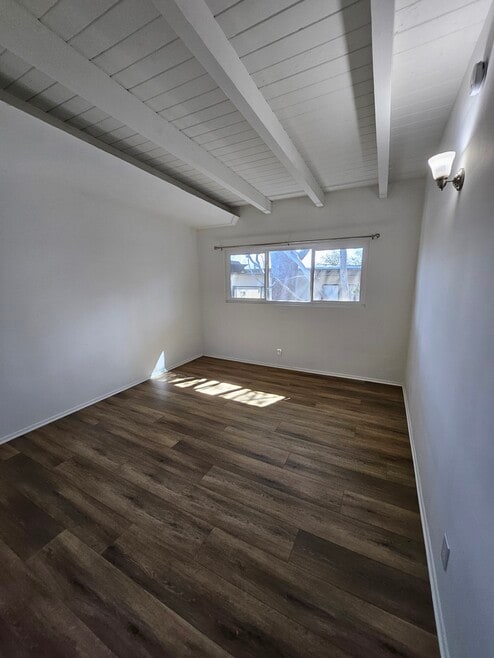 Building Photo - Poinsettia Place