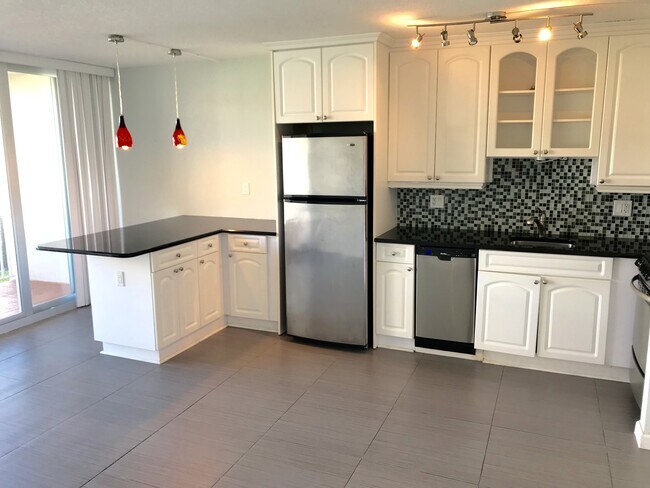 Building Photo - 901 N Birch Rd