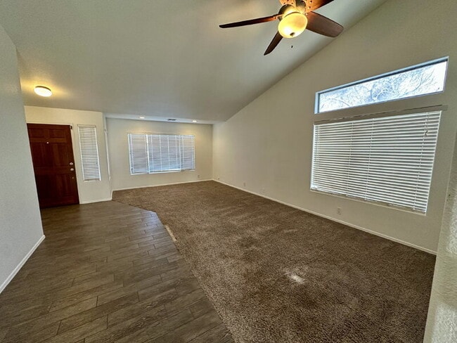 Foto del edificio - 2353 W Hemlock Ct