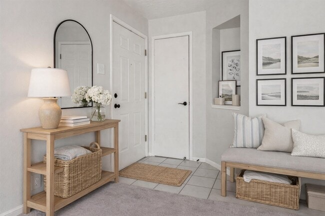 Foto del edificio - 8051 Bay Branch Dr