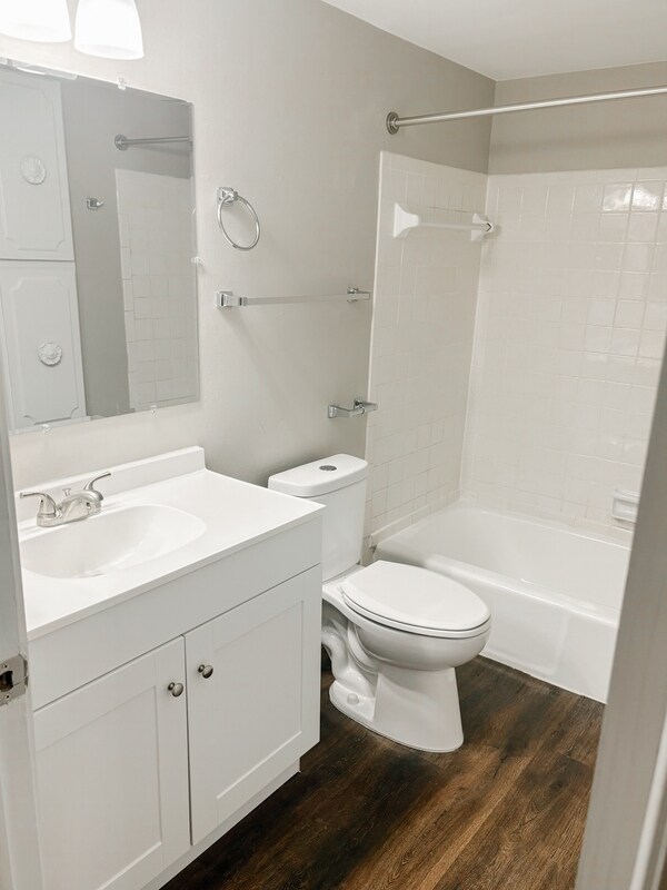 Foto del edificio - 23700 W Warren Ave