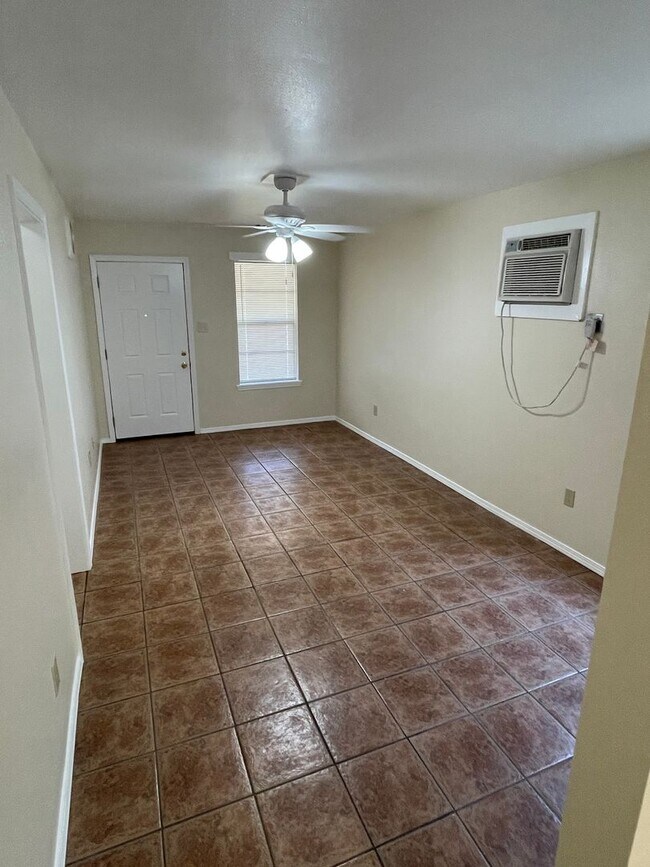 Foto del edificio - 2344 Elm Park Dr