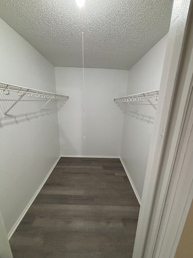 Building Photo - 2 Bedroom 1.5 Bath Updated Apartment