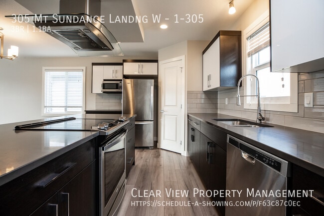 Building Photo - Modern and stylish three-bedroom townhouse!