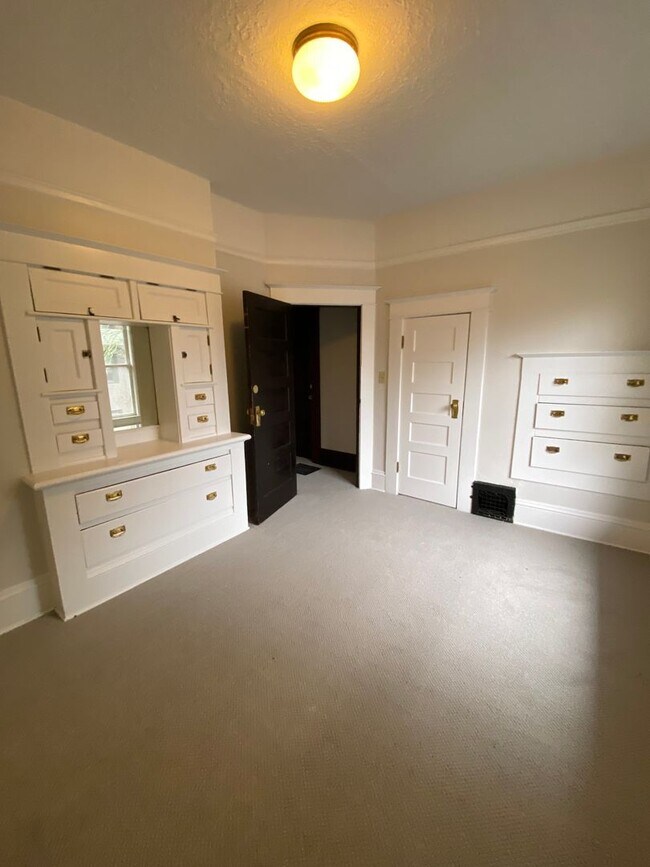 Foto del edificio - Charming 4-Plex Craftsman in Irvington