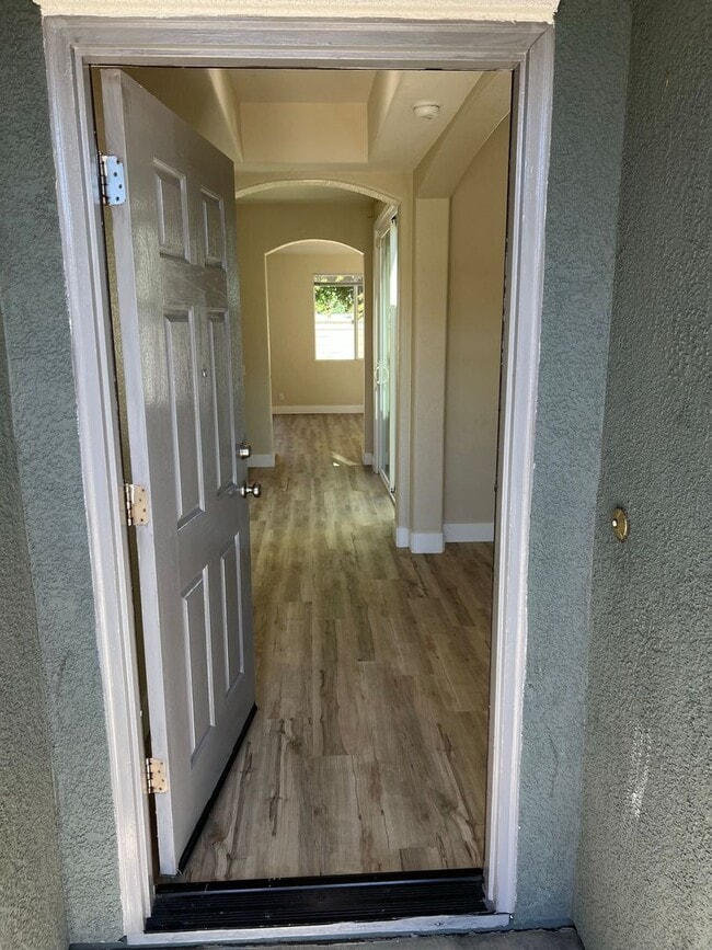 Building Photo - Move in Special $200.00 off first month's ...