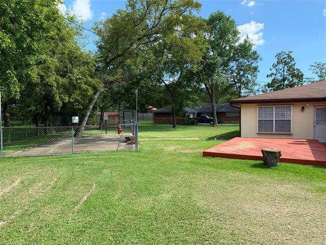Building Photo - 122 Lakewood Dr
