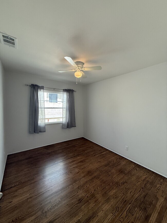 Foto del edificio - 2659 Montrose Ave