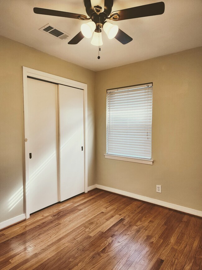 Building Photo - 2423 Roy Cir