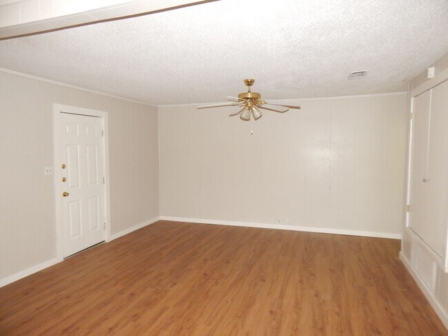 Building Photo - Beautifully Updated 2 Bedroom, 1 Bath Home