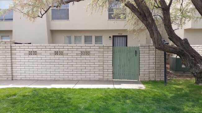 Building Photo - Don't miss this cute 2 bedroom 2.5 bath to...