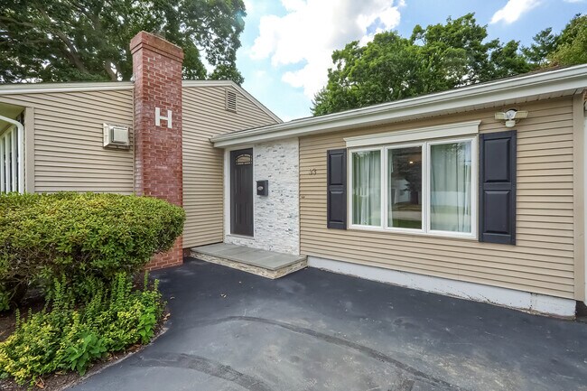 Building Photo - 33 Red Robin Rd