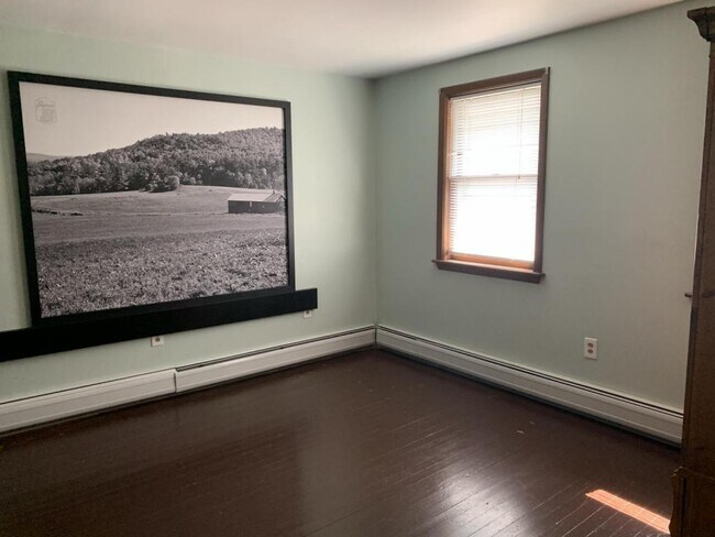 Building Photo - 207 2nd St Apt #1