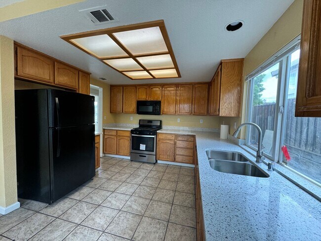 Building Photo - Great 4 Bed 3 full Bath Home In Antioch