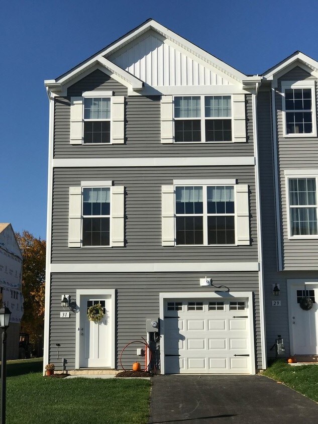 Foto principal - 3 br, 2.5 bath House - 31 S. CENTER STREET