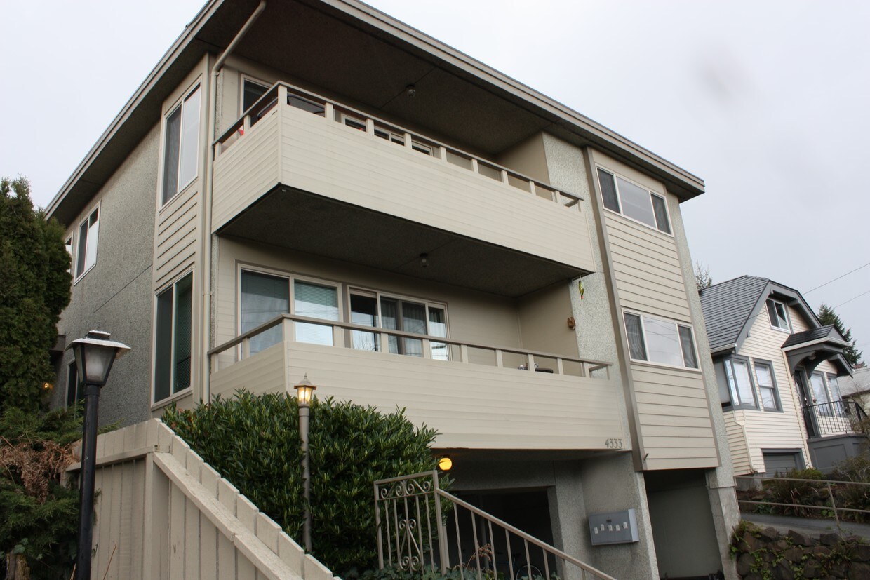 Building Photo - 4333 Dayton Ave N