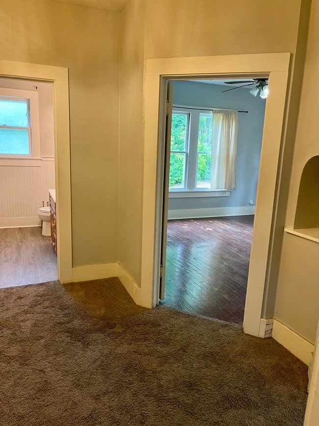 Building Photo - Charming Cottage in the Heart of Hammond! ...