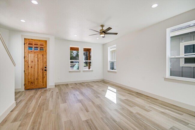 Foto del edificio - 424 Shady Bluff Dr