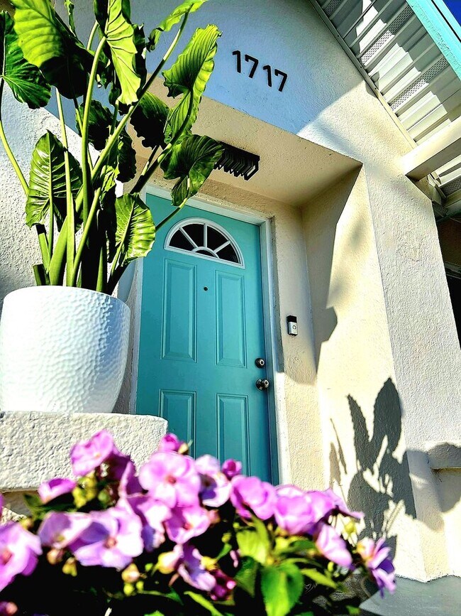 Building Photo - 3/2 Charming 1920s Bungalow